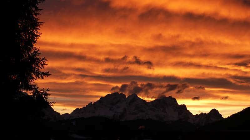 Roter Abendhimmel mit Blick auf Zugspitzmassiv, Alpenwelt Karwendel