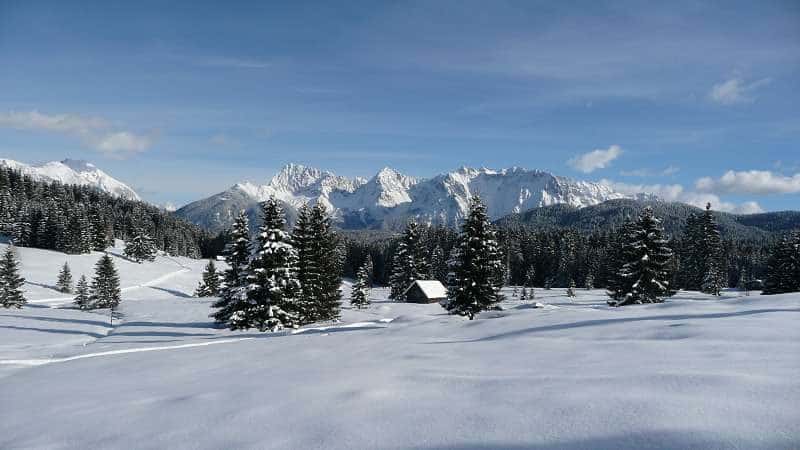 Tief verschneite Winterlandschaft mit Blick aufs Karwendel