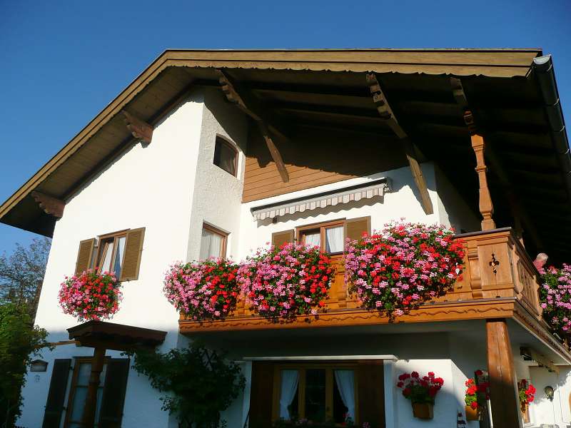 Balkon mit üppigen Blumenkästen, Sommer, Gästehaus Bergheimat, Krün