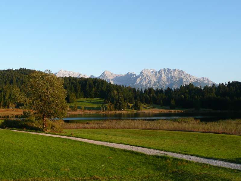 Blick auf das Karwendelmassiv mit Geroldsee