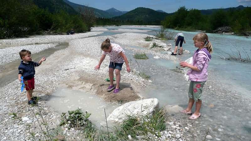 Spielende Kinder an der Isar in Krün